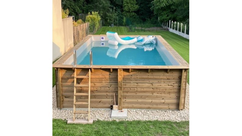 Pool AQUA 8.5 x 4.35 - H.1.45 m, hellblau, mit am Beton verschraubten Stahlprofilen
