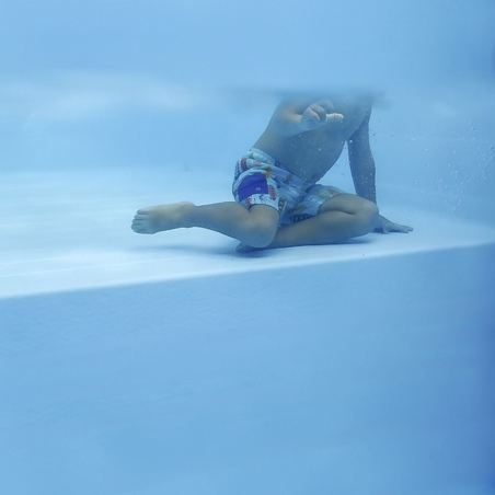 Pool AQUA 7 x 3.75 - H.1.45 m mit Liegefläche, grau, mit am Beton verschraubten Stahlprofilen