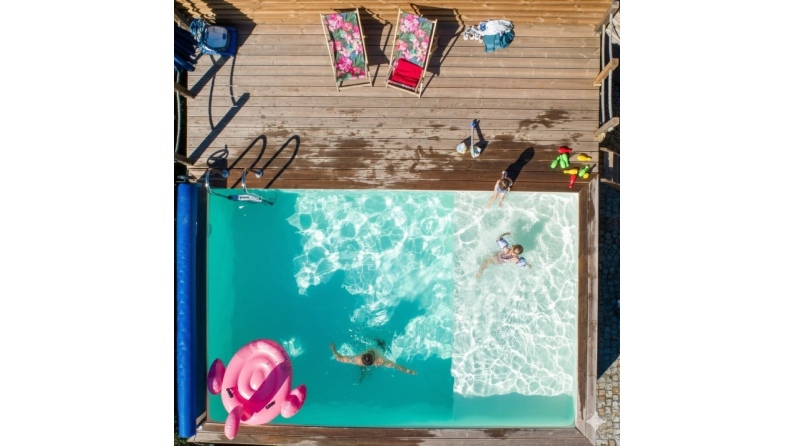 Pool AQUA 7 x 3.75 - H.1.45 m mit Liegefläche, sandfarben, mit am Beton verschraubten Stahlprofilen