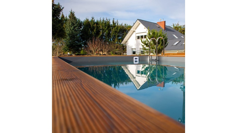 Pool AQUA 6.1 x 2.85 - H.1.31 m, hellblau, mit am Beton verschraubten Stahlprofilen