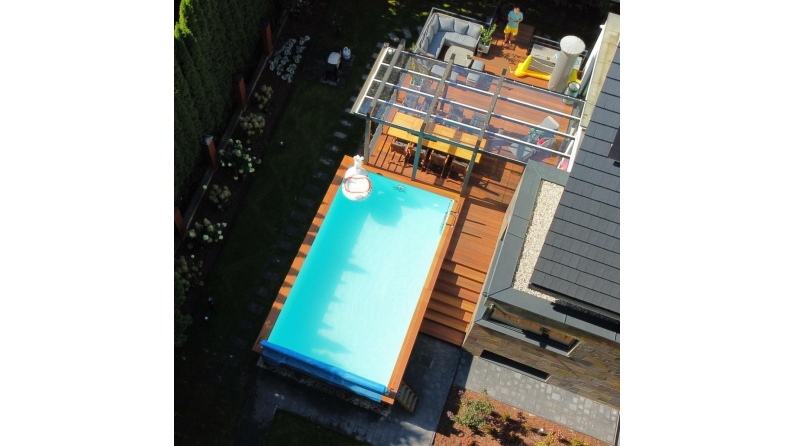 Pool AQUA 7 x 3.75 - H.1.45 m, hellblau, mit am Beton verschraubten Stahlprofilen
