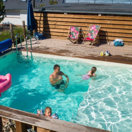 Pool NEMO 5.79 x 3.49 - H.1.45 m mit Liegefläche, sandfarben, mit am Beton verschraubten Stahlprofilen