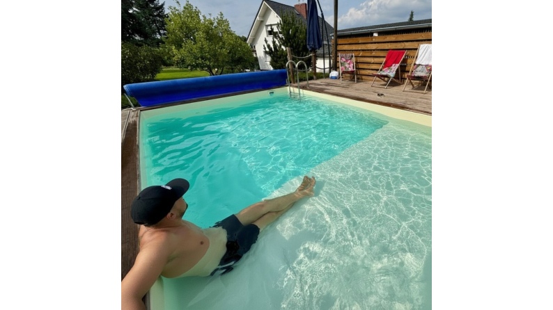 Pool AQUA 7 x 3.75 - H.1.45 m mit Liegefläche, grau, mit Stahlprofilen zum Einbetonieren